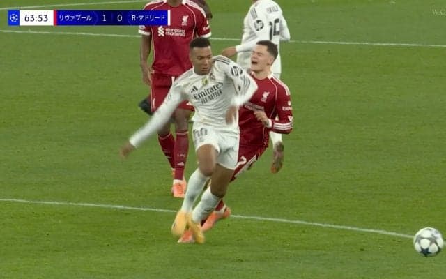 「肘打ちしてるだろ」エンバペの危険プレーにファン憤慨「これは痛い」強烈エルボーが側頭部を直撃も元日本代表DF「ファウルではない」