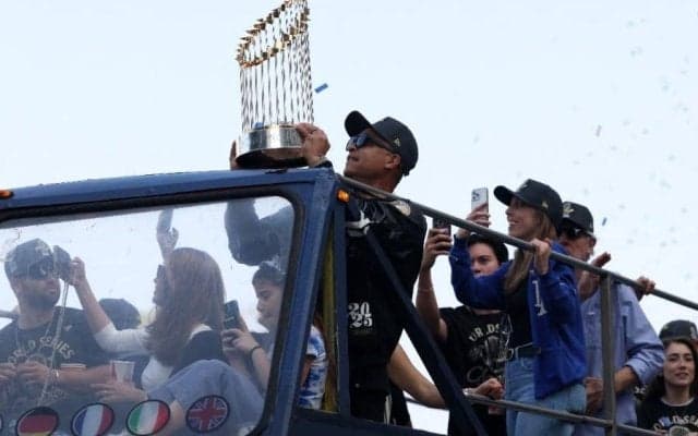 パレードから2日後も休めぬド軍ナイン　電撃訪問した場所…日本人スターと交流も