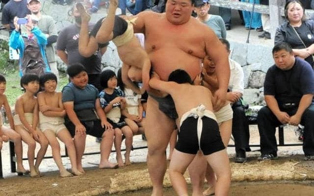 吉備津神社、どすこい再建600年　氏子と玉ノ井親方、縁の奉納相撲