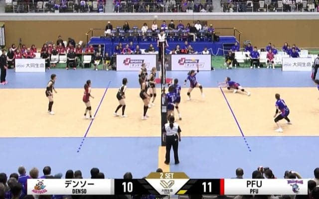 女子バレーで“ミラクルショット” 本人も驚愕！ レシーブがそのまま相手コートに…うつ伏せガッツポーズに会場もどよめき