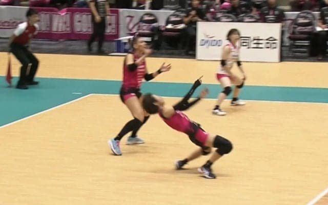 女子バレー、上半身が…弾丸スパイクで衝撃光景 レシーバーが仰け反る驚異の破壊力にどよめき
