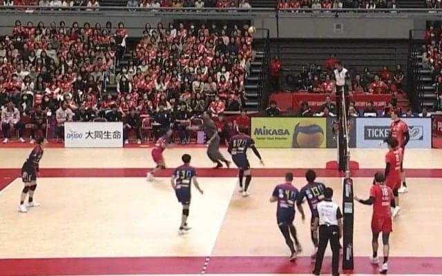 これはマズい！ 逃げ惑うイケメン指揮官…男子バレーで“珍”光景に会場のファンもほっこり