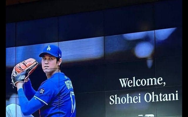 大谷翔平がデコピンとの新たな写真を公開　ペットカートに乗ってスポンサーを訪問