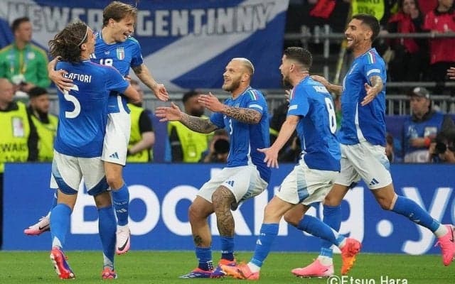 ｢日本のとチェンジしてほしいわ｣イタリア代表の“青×ゴールド＆月桂樹”の新ユニフォームがカッコいい！｢日本代表ユニがコレに準じたデザインなら良かったのに…｣