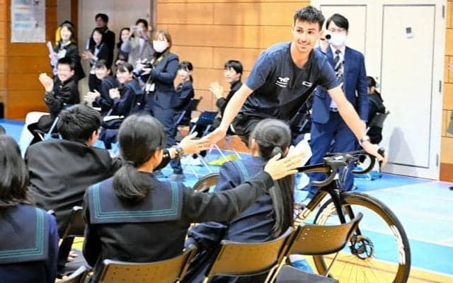 自転車レースのフランス選手の情熱や努力に「感動」　中学生らが交流