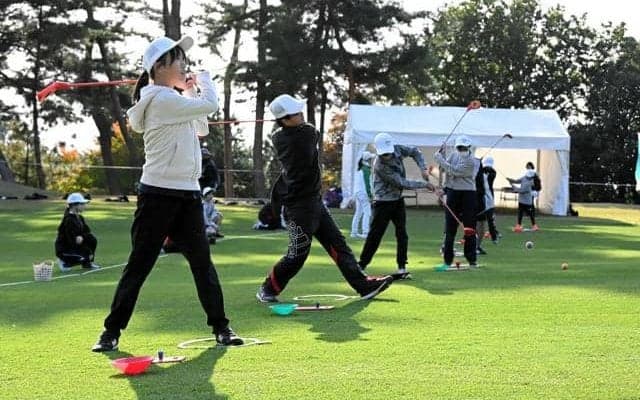 大阪・箕面の中学生、課外授業でプロゴルフ大会見学　明治安田が企画