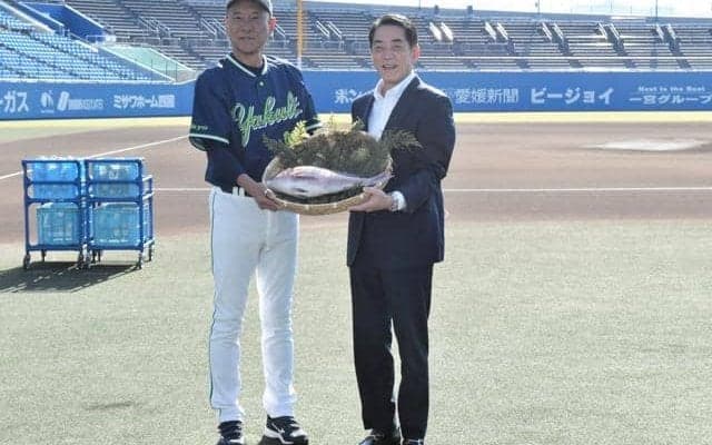 愛媛県がスワローズに真鯛とミカン贈呈　池山新監督「選手の力に」