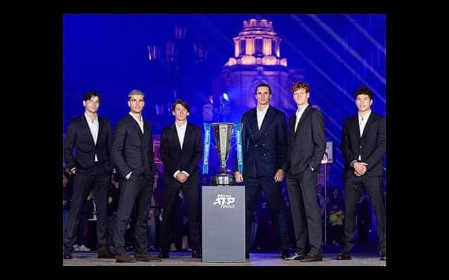  異例 6人で最終戦の記念撮影 