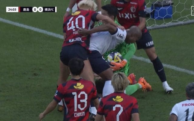 「流石にキレすぎ」鈴木優磨、味方への交錯プレーに憤慨→相手DFに突進してピッチ騒然「仲間がやられるとスイッチ入っちゃうんだろうな」