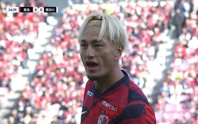 「俺よけてるよな！」鈴木優磨、レフェリーを指差し判定に怒り露わ「カードもらうからやめて」「冷静にな」ファンは心配の声