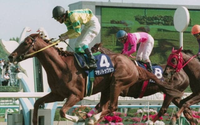 『ウマ娘』でも描かれる超人的センス　変幻自在のマヤノトップガンが魅せた大外からの強襲劇