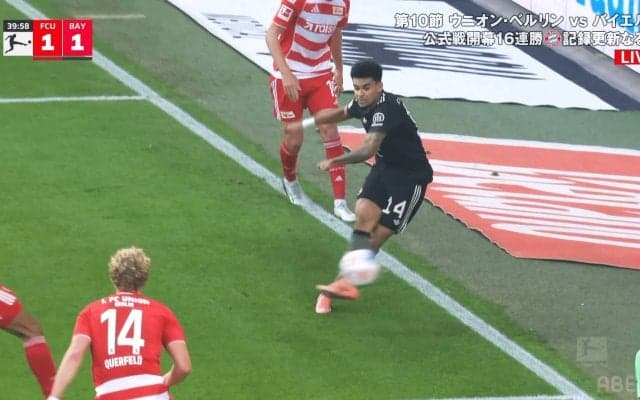 「ありえない！」“ゼロ角度スーパーゴール”に世界騒然！「すげーとこぶち抜いた」「年間最優秀だ」バイエルンFWが神ターンから衝撃弾