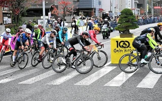 60選手の銀輪、雨の街を疾走　自転車レースさいたまクリテリウム