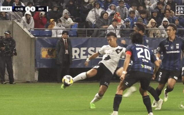 「何だこれ！」神戸FWの“スーパーボレー弾”に騒然「よく枠に蹴れるな」「月間ベストゴール候補」斜めからのボールを叩いた瞬間