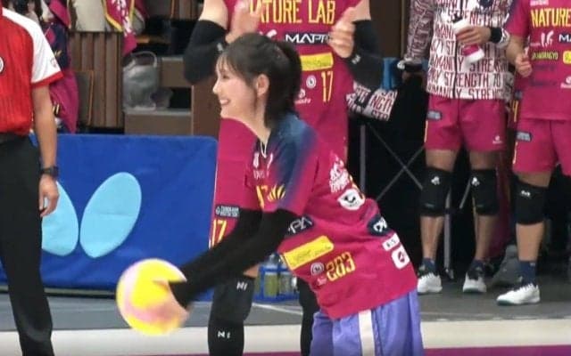 これは激カワ…本田翼、“想像の斜め上”をいく始球式に「びっくりした」「サーブを打つのかと思ったら…」放送席も驚き