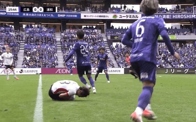 「明らかに不必要」浦和MF、広島MFと接触して絶叫…「後ろ足が膝に入ってる」「イエロー相当」まさかのノーファウル判定でSNS騒然