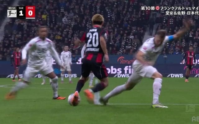 「メッシかよ」堂安律、DF2枚を割る“ド真ん中突破”からひとり完結スーパーゴラッソ「異次元の動きやん」超低重心の守備破壊ドリブルが衝撃