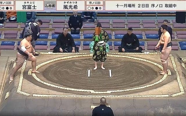 「さすがに目立つでしょw」大相撲中継、最初の取組前から“ポツン”とミュージシャンの姿「好きすぎる」「これはガチ」驚きの声