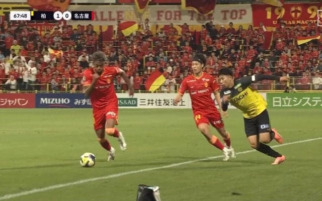 「レベル違う」日本代表選外の24歳FW、脅威の“超加速ドリブル”でDF2人をぶち破る「馬力やべえ」圧倒的打開力にファン衝撃