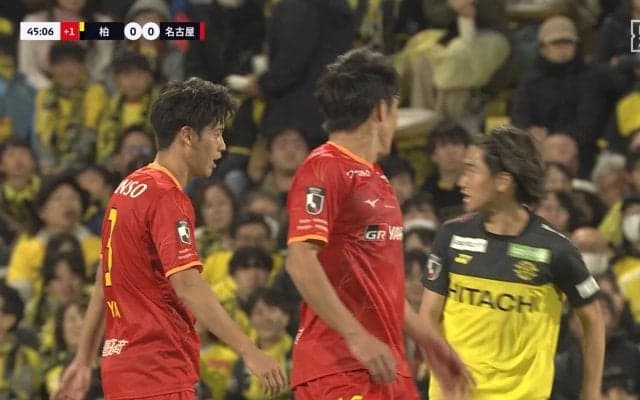 「カード出させるの上手いな」名古屋DF、挑発に乗って相手を突き飛ばし警告…“してやったり”の柏MFにはお咎めなしでファン不満「両方に出して欲しい」