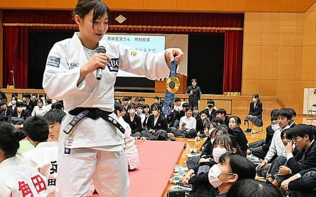 パリ五輪柔道金メダルの角田夏実選手が経験語る　山口の中学で講演会