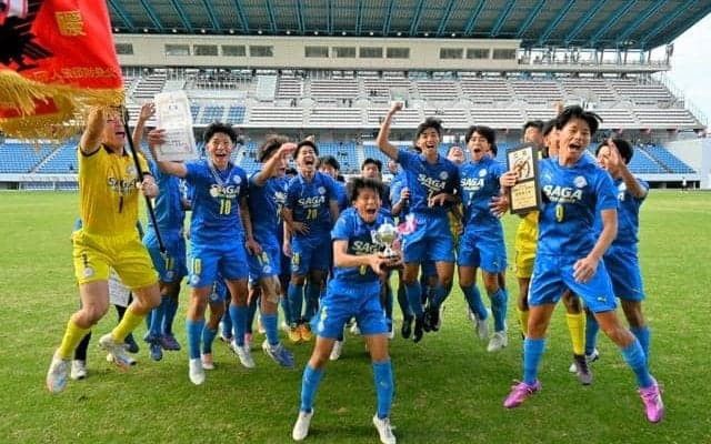 「負け年」プレッシャー乗り越え、佐賀東V3、高校サッカー佐賀大会
