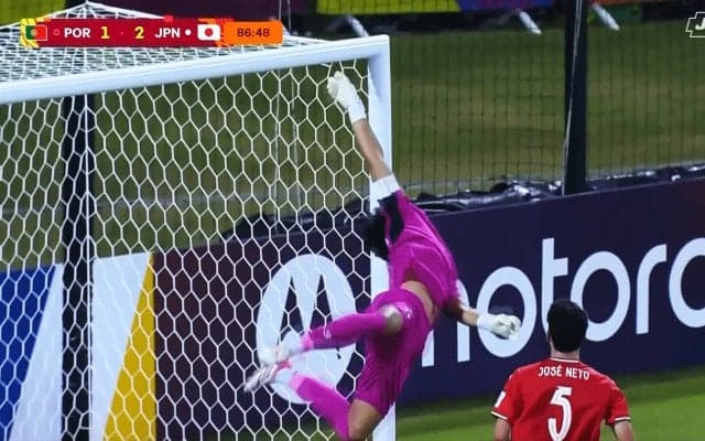 「手放したらあかん」アメリカ→日本の17歳GK、“海老反りセーブ”が脚光！「スーパーだ」バックステップからワンハンドパンチ