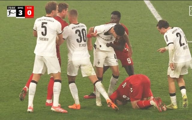 「煽りすぎだろ」“やりすぎ挑発”であわや大乱闘！「余計なこと言うな」両軍沸騰にスタジアム騒然→警告３枚でファン呆れ