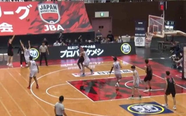 衝撃、2連続ディープスリー！高校2年生シューターの飛び道具にバスケユーチューバーも脱帽「たまったもんじゃない」