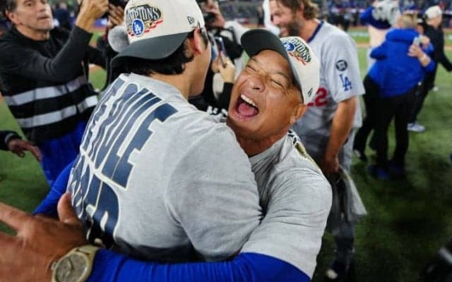 連覇達成のロバーツ監督はドジャースを「前例のない領域に押し上げた」　選手もファンも惹きつける指導哲学を米メディアが絶賛