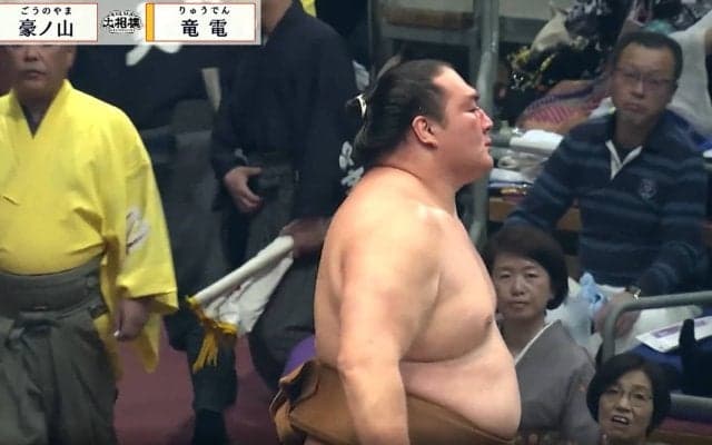 「割れてる」「パックリだ」振り返った力士の姿にファン衝撃 幕内の取組でアクシデント