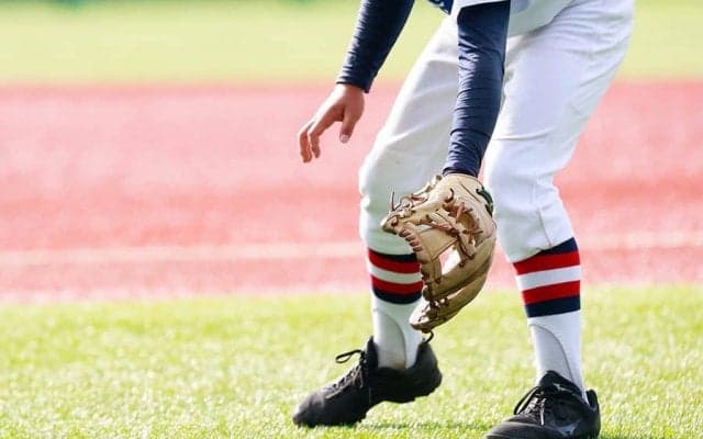 ゴロ捕球が苦手な選手に多い「胸を張る」　専門家が推奨…グラブを“自在に操る”構え方