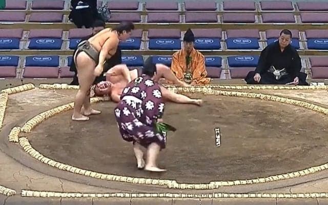 一体どうした？ 突如、力士が“フラフラ”になるアクシデント くるくるドスン…激しい相撲の直後に