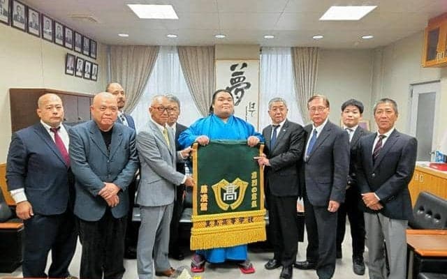 箕島高卒業生・藤凌駕関が大相撲で新十両に　記念の化粧まわしを贈呈