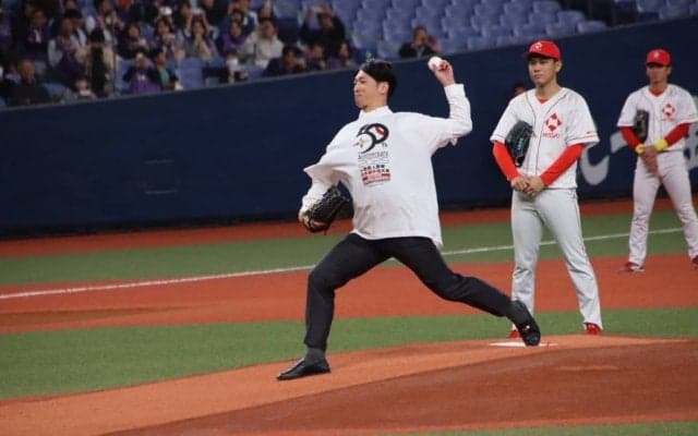 阪神残留を決めた近本光司が始球式！元投手らしいキレのある直球でスタンドを沸かせる！
