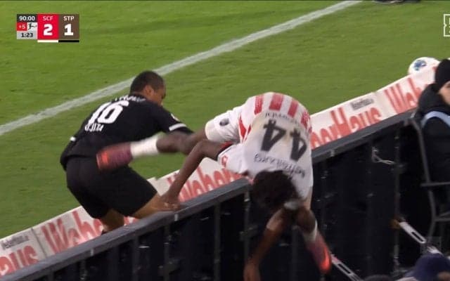 あわや大怪我！日本代表MF、強烈な体当たりで相手選手をピッチ外に吹っ飛ばし、敵地サポーターから大ブーイング