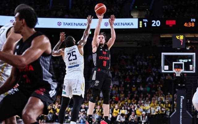 開幕節の再戦はアルバルク東京に軍配…第4Qに宇都宮ブレックスを圧倒、サイズの決勝点で接戦を制す