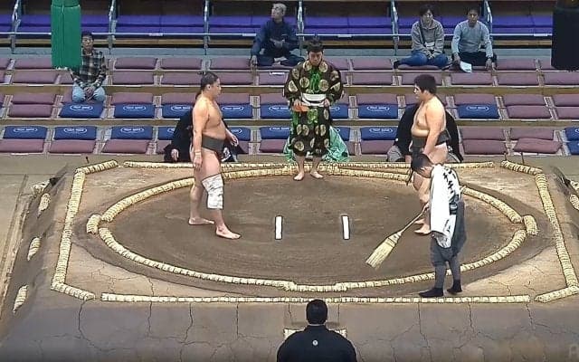 「え、なんで坊主？」「何事？」大相撲、土俵下で驚きの光景…親方の行動にファン困惑、感動も 最初の取組での一コマに反響広がる