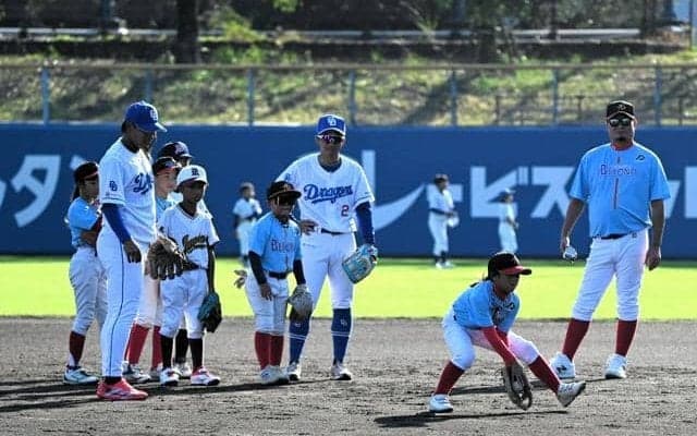 ドラ1の石川昂弥選手らがトス　初の高知キャンプで中日が野球教室