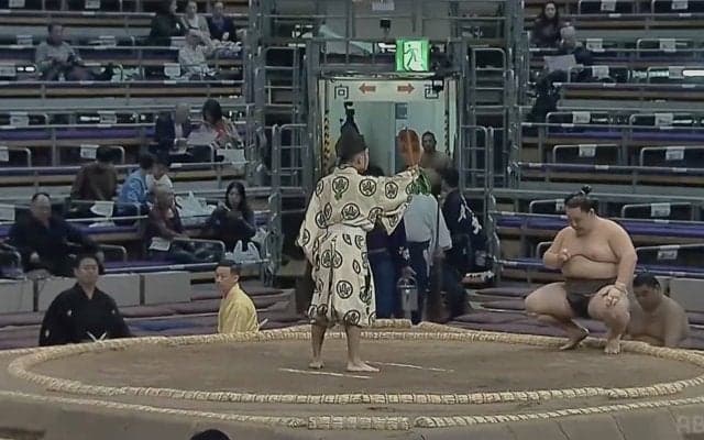 「おいおい九州やぞ…」「もういるやないかい」大相撲中継、午前の取組から“著名人”の姿 はるばる登場の本気度に「熱さ伝わってくる」