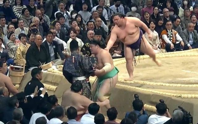 “玉突き”ハプニングで行司が落下…館内騒然 まさかの展開に笑いも「自分より行司さんを」一山本の優しさに脚光