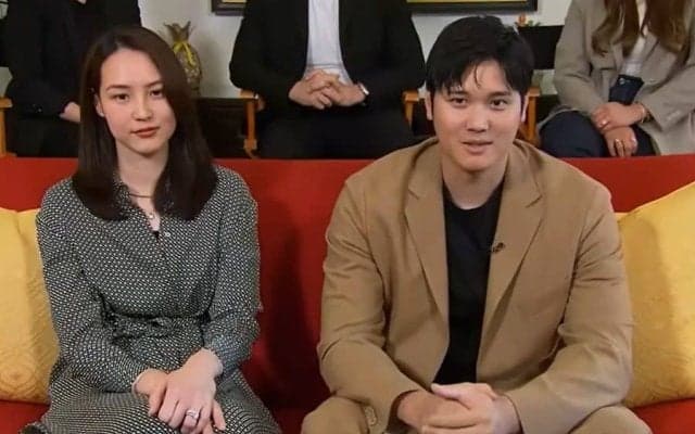 大谷翔平、真美子夫人と見守った“昨年”　デコピン初登場も…今年も発表番組に出演か