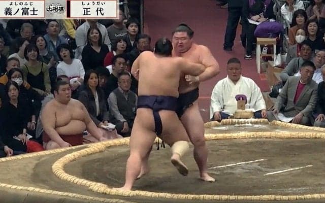 「神席確定」「目立ってました」相撲大好き芸人、“超大御所”とまさかの遭遇に歓喜 ファンも興奮 カメラが捉えた貴重な2ショット