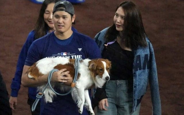 大谷翔平、デコピンの質問に「ハハハハ」　米司会者からまさか…真美子夫人も笑顔