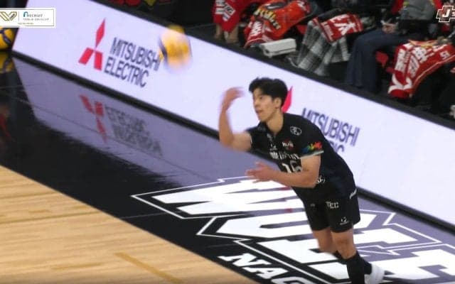 「アニメの軌道やで？」男子バレー、前代未聞の魔球サーブ 屈んで避けたレシーバーの背中を直撃する“謎変化”に公式X「横だけじゃなく下にも」驚き