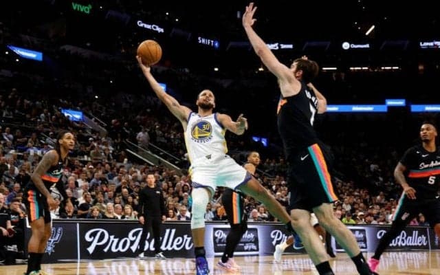 カリー、今季2度目の40得点超え…指揮官絶賛「僕たちにとってのティム・ダンカン」