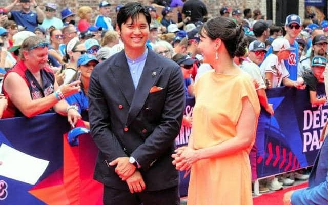 MVPの大谷翔平、真美子さんと喜ぶ　デコピンは褒められる