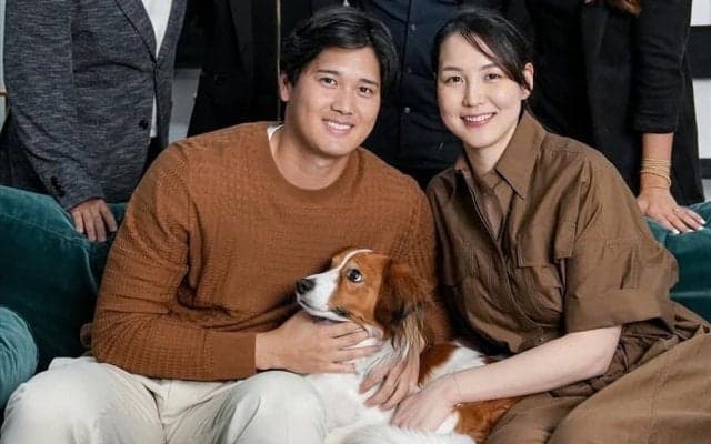 大谷翔平、真美子夫人とニッコリ　キスされるデコピンがまさかの至近距離…SNSで喜びの投稿