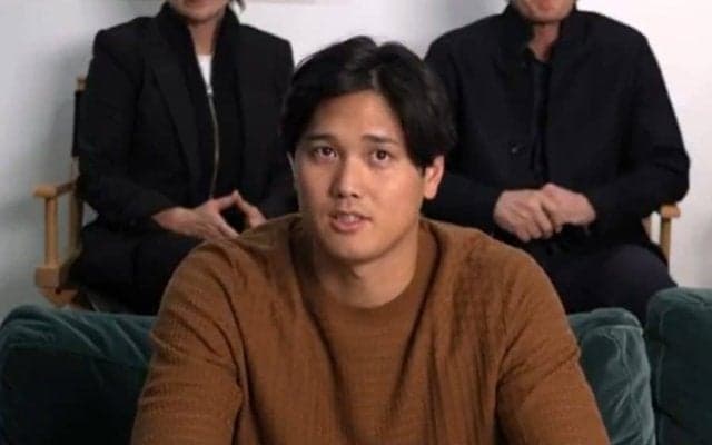 大谷翔平がキス…ド軍公式が捉えた瞬間　満票MVPに添えた“1文字”、貴重な家族ショット