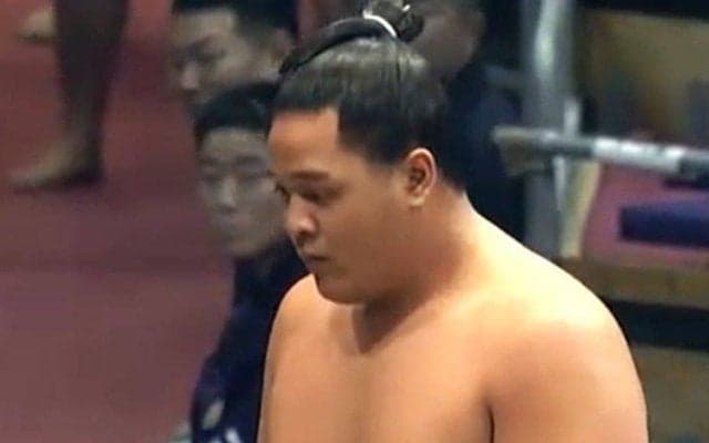 「一体、何頭身？」身長190センチの“小顔＆脚長”20歳力士に驚きの声「顔小さい」「脚ながっ」